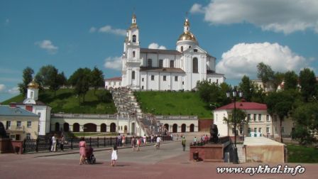 У подножья храма