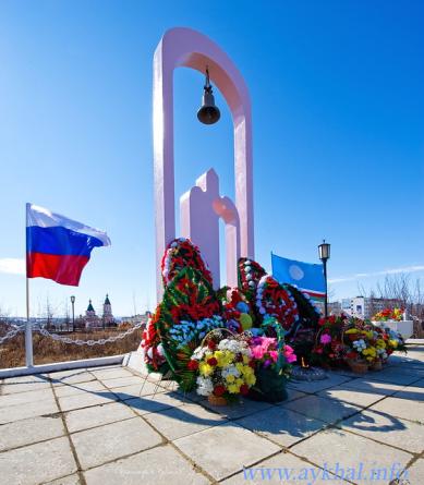 Возложение у памятника 9-ого мая 2010 года