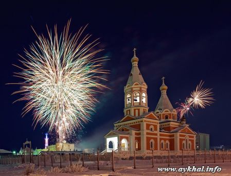 Храм и новогодний салют