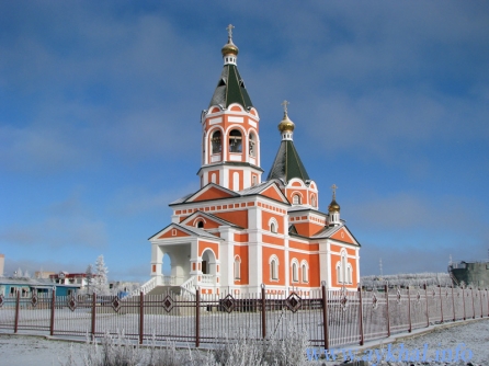 Храм осенью