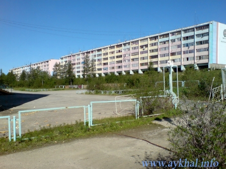 Перед главными воротами