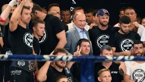 Путин поручил развивать самбо в России