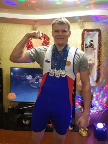 Айхальский силач Роман Риве привёз три медали с Чемпионата Сибири по армлифтингу