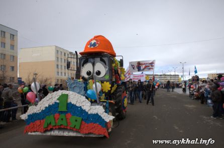 веселый трактор