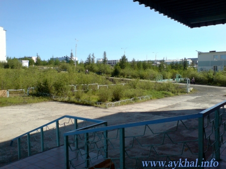 На крыльце школы