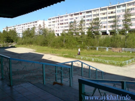 На крыльце школы