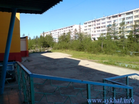 На крыльце школы