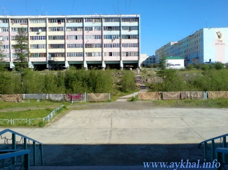 На крыльце школы
