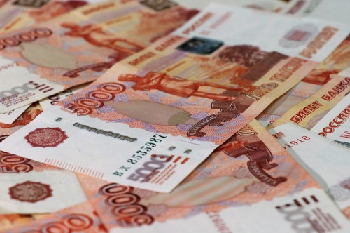 Глава ВТБ посоветовал хранить сбережения в рублях
