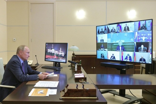 Путин поручил кабмину пресечь бесконтрольный вывоз необработанной древесины