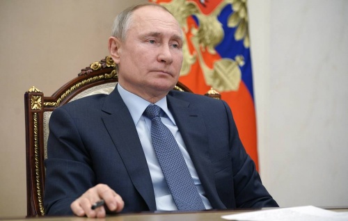 Путин поручил добиться опережающего роста доходов населения в "отстающих" регионах