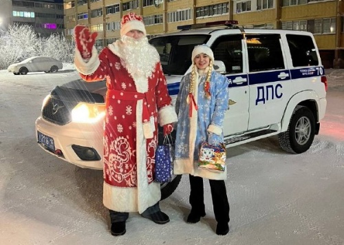 Полицейский Дед Мороз поздравил айхальских ребят