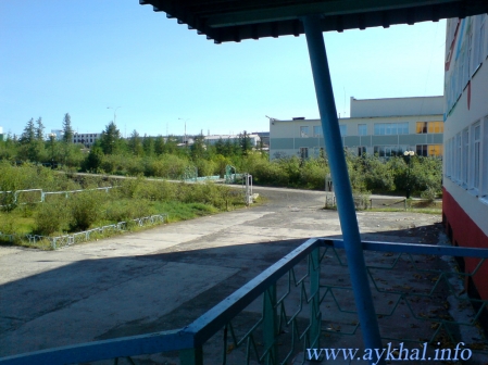 На крыльце школы