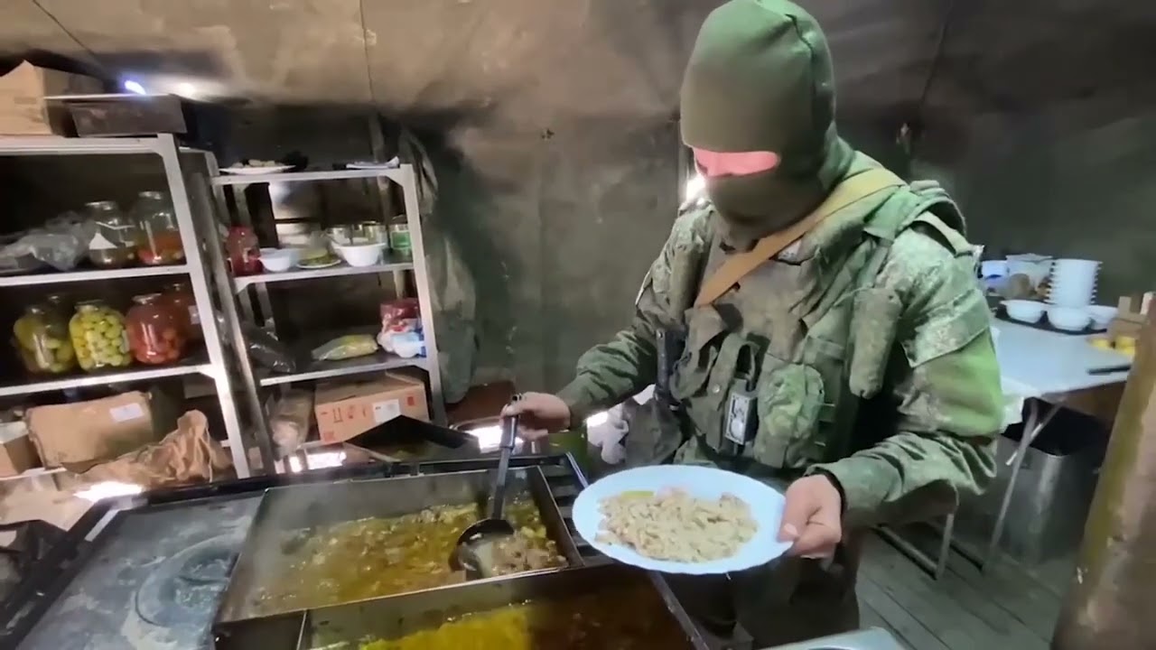 Чем кормят участников спецоперации на Украине. Репортаж с полевой кухни