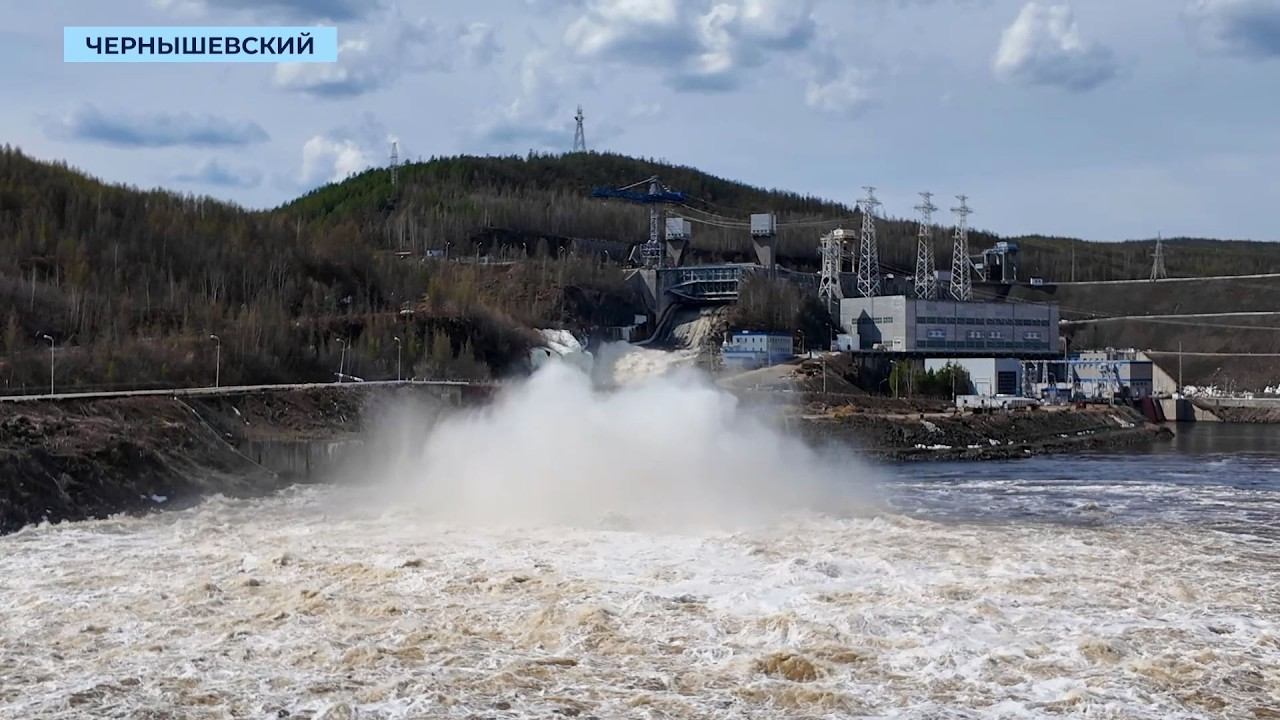 Смотреть Энергия воды. На Вилюйской ГЭС в Чернышевском приступили к холостым сбросам